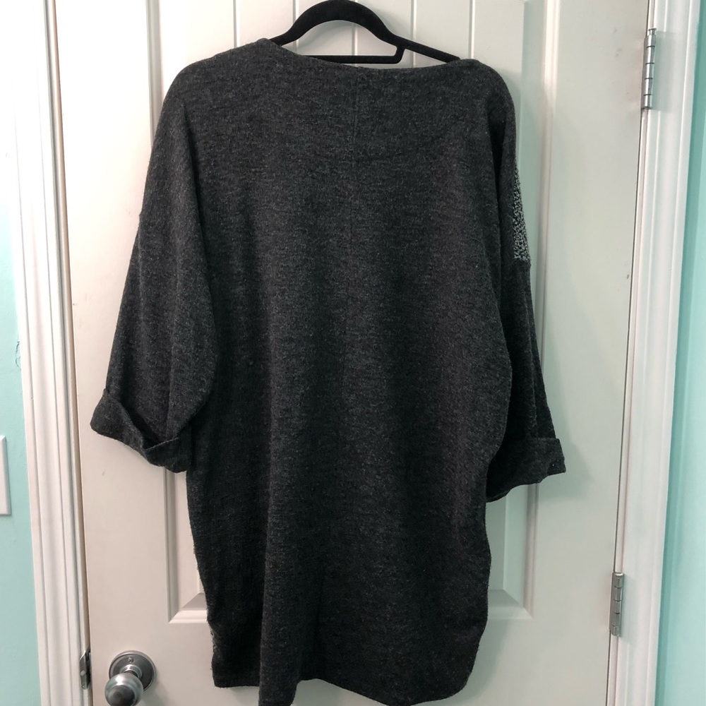 black and grey top with pockets - Picture 2 of 3